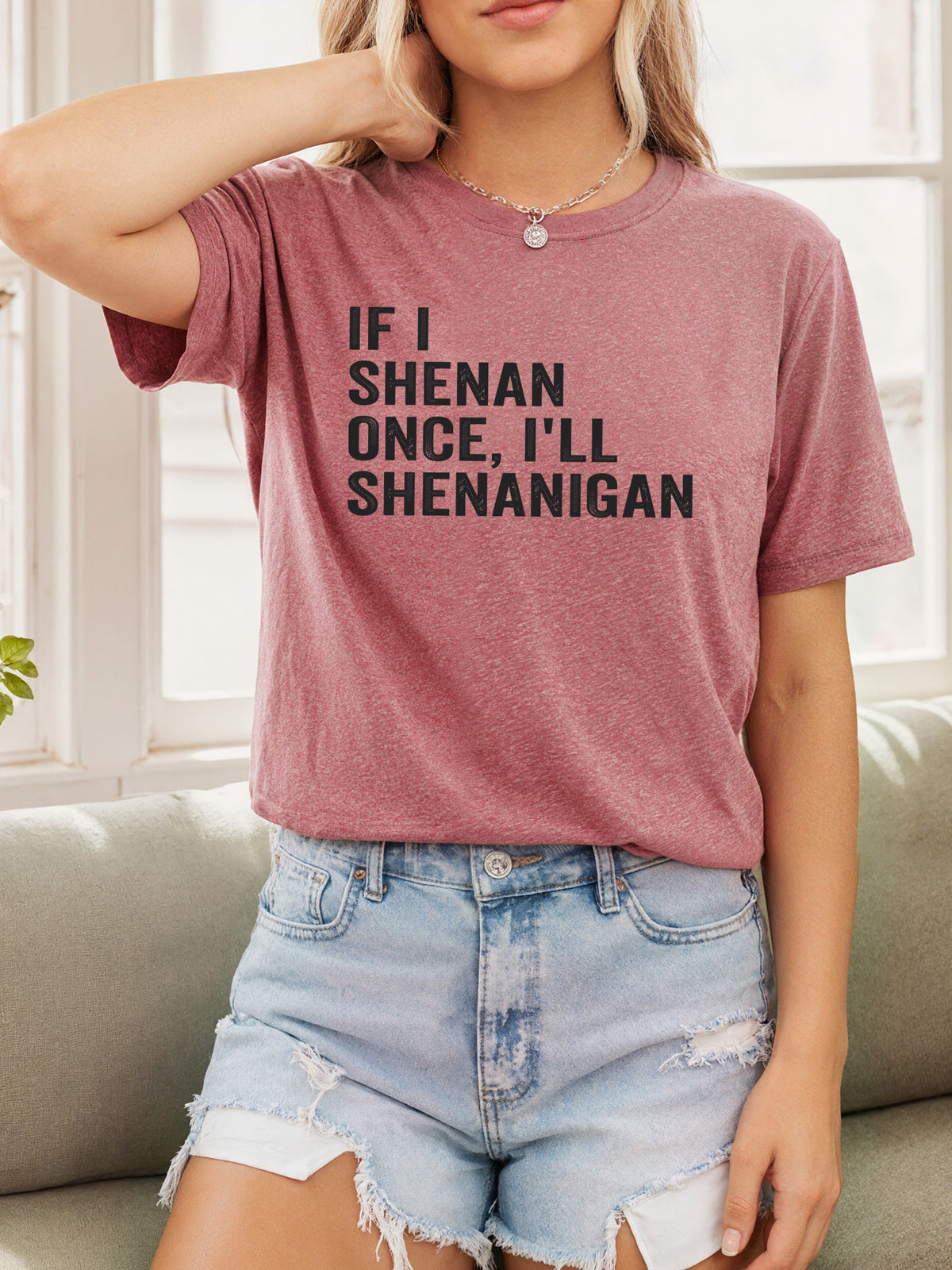 Knotted Hem Slogan Graphic T-Shirt for Women – Funny ‘If I Shenan Once I’ll Shenanigan’ Print Round Neck Casual Street Style Tee for Everyday Wear
